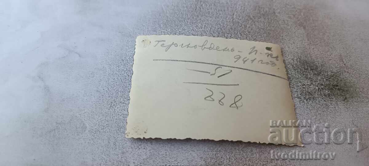 Снимка Перникъ Мъже и жени на разходка на Гергьовденъ 1941 с цена € 1.17 | 2.29 лв.