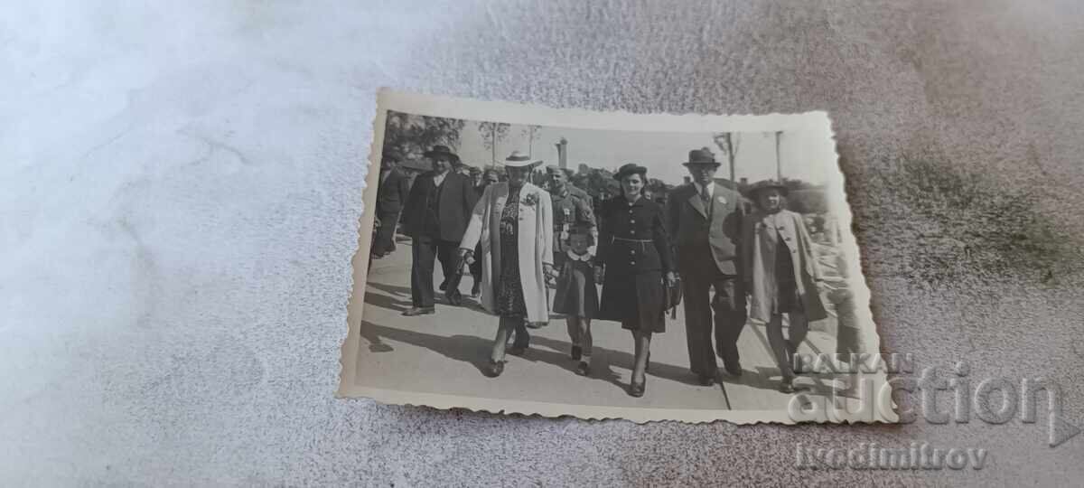 Снимка Перникъ Мъже и жени на разходка на Гергьовденъ 1941