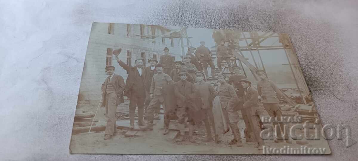 Снимка Перникъ Войници и мъже пред скеле на строеж 1919
