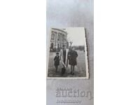 Φωτογραφία Σόφια Άνδρας γυναίκα και αγόρι μπροστά στο Πανεπιστήμιο