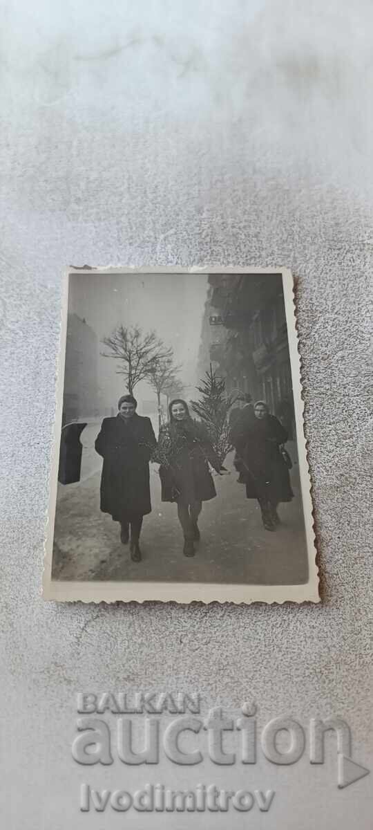 Photo Sofia Two young women on a walk in winter