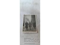 Снимка София Две млади жени на разходка през зимата