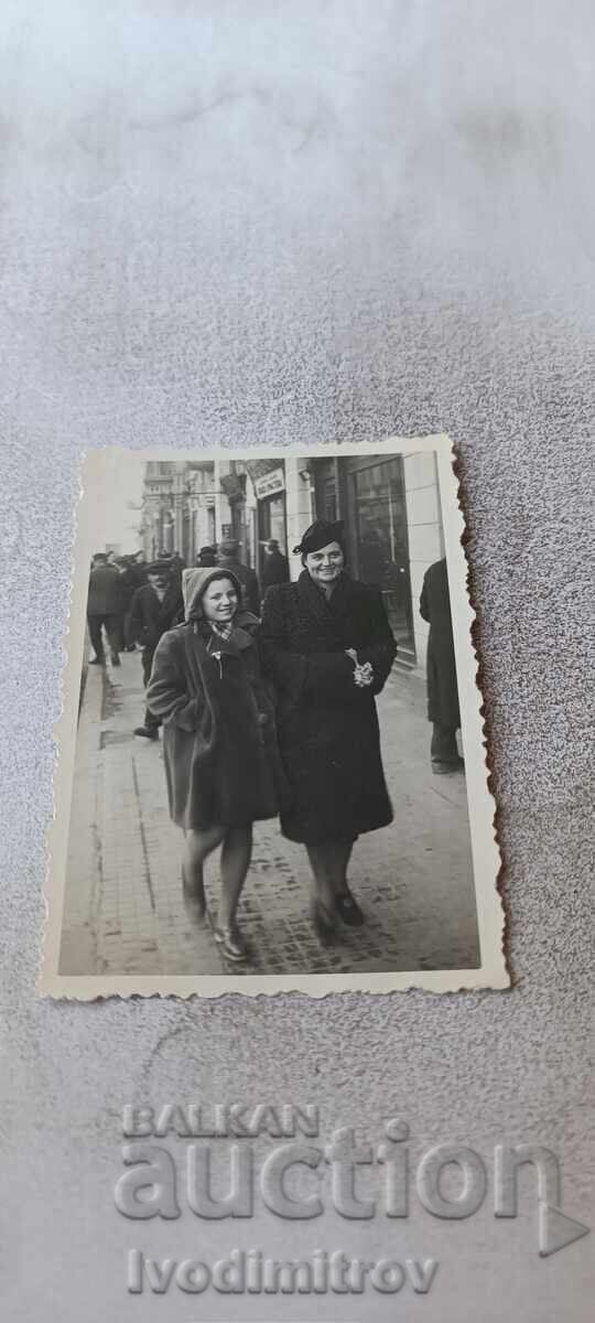 С-ка София Жена и младо момиче на разходка през зимата 1941