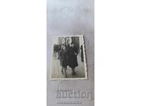 С-ка София Жена и младо момиче на разходка през зимата 1941
