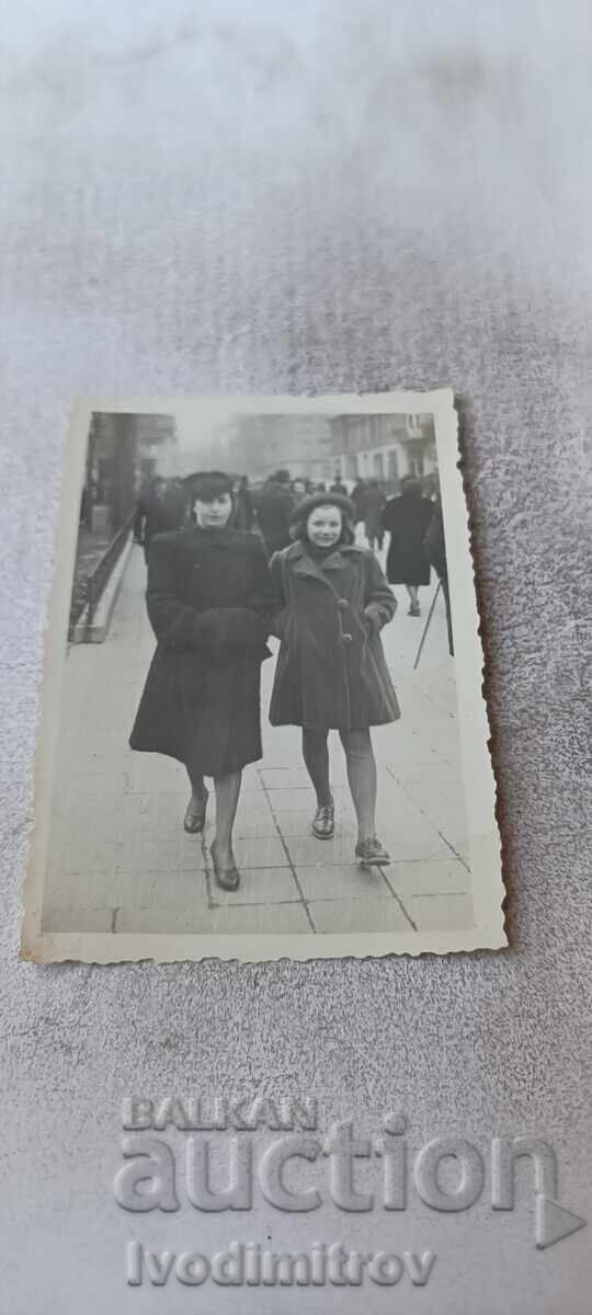 Photo Sofia Two young girls walking along the Tsar 1941