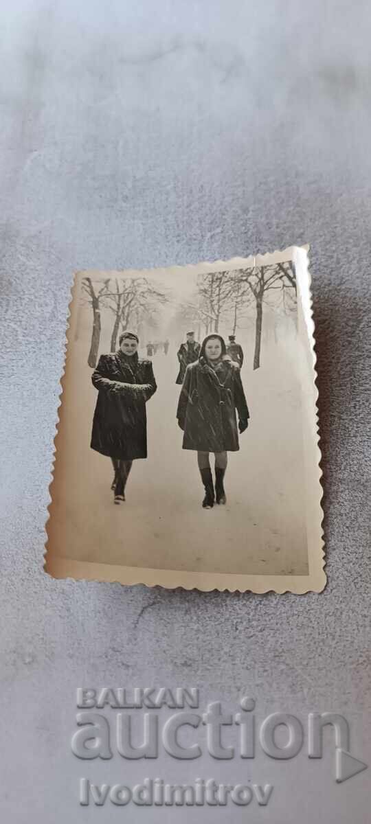 Photo Sofia Two young girls on a walk in winter