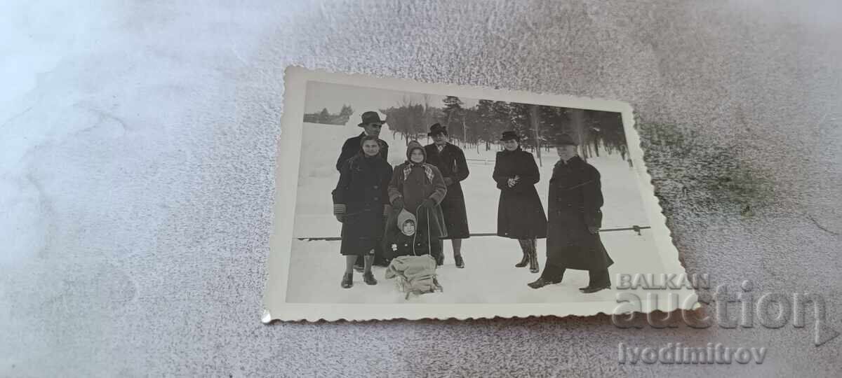 Снимка София Мъже жени и деца в Бор. градина през зимата