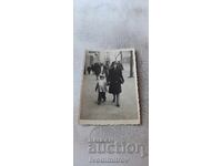 Снимка София Жена и малко момиченце на разходка 1944
