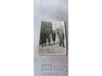 Снимка София Мъж две жени и малко момиченце на разходка