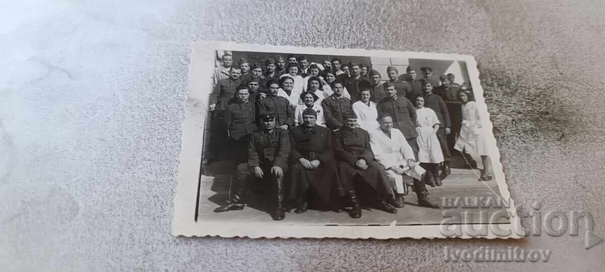 Снимка Офицери войници и лекари