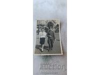 Φωτογραφία του αξιωματικού της Σόφιας και της νεαρής γυναίκας σε μια βόλτα