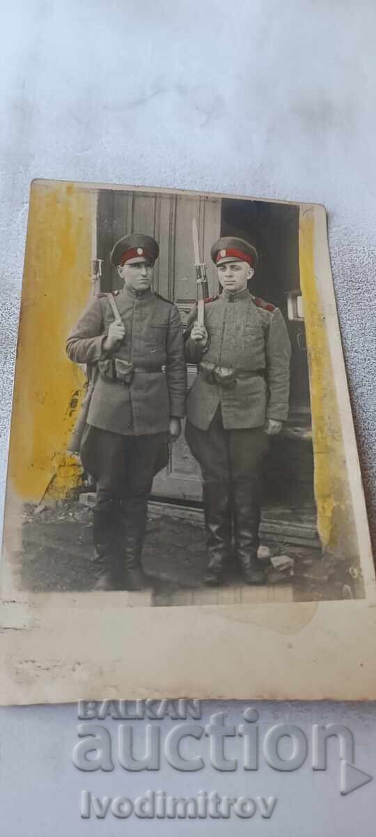 Fotografie Doi soldați cu puști cu baionete