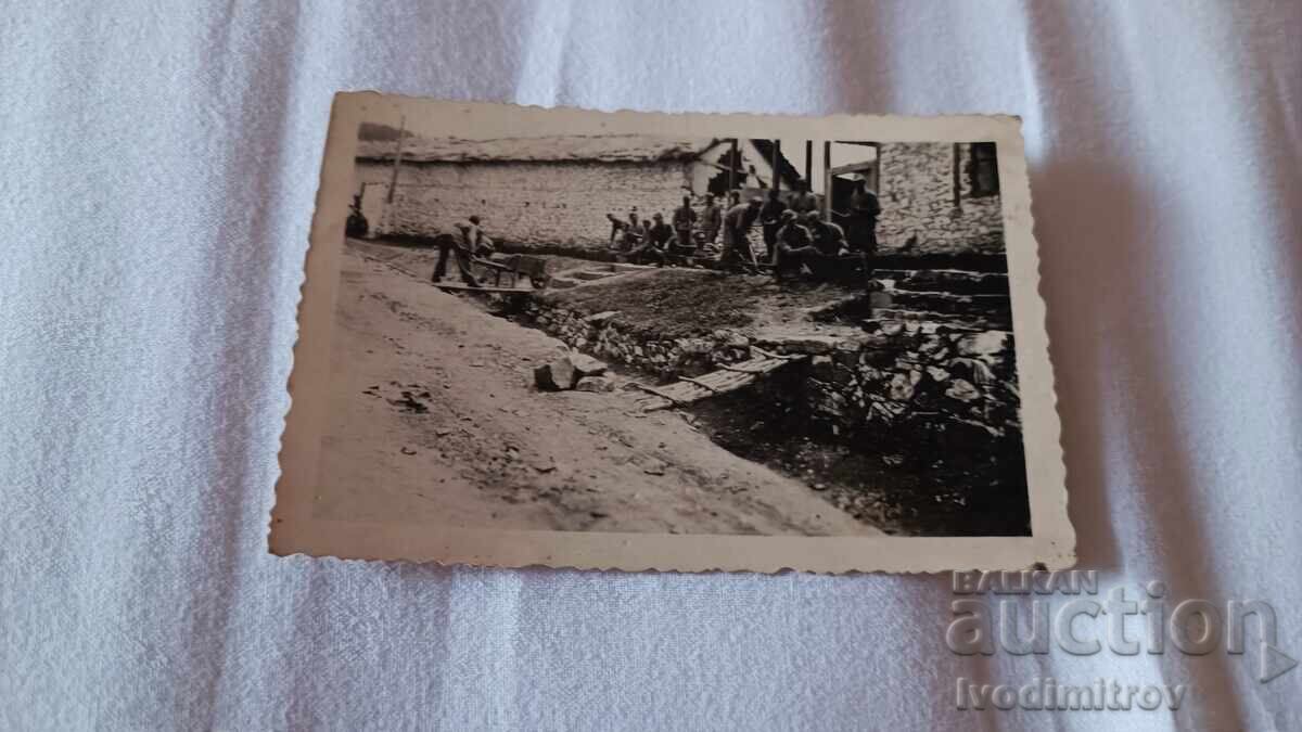 Photo Soldiers standing at the entrance of the barracks