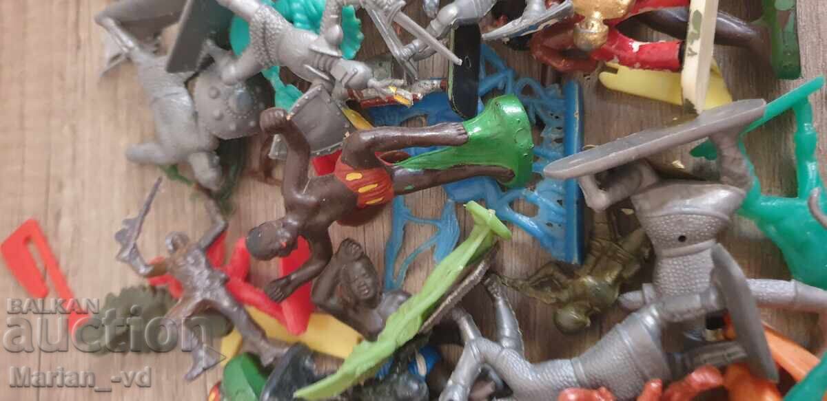 Old plastic figurines with price 20.00 €