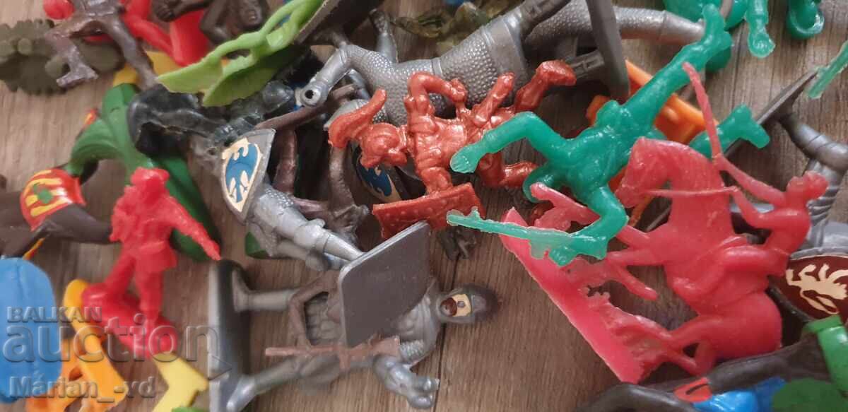 Auction  Old plastic figurines