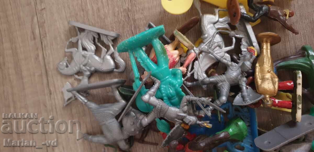 Delivery of Old plastic figurines