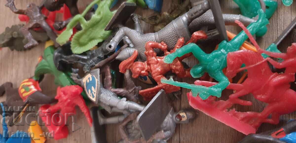 Old plastic figurines - 6