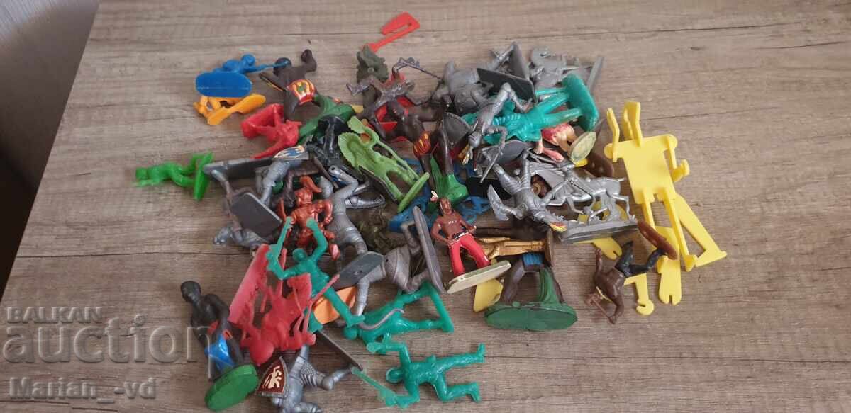 Old plastic figurines - 7