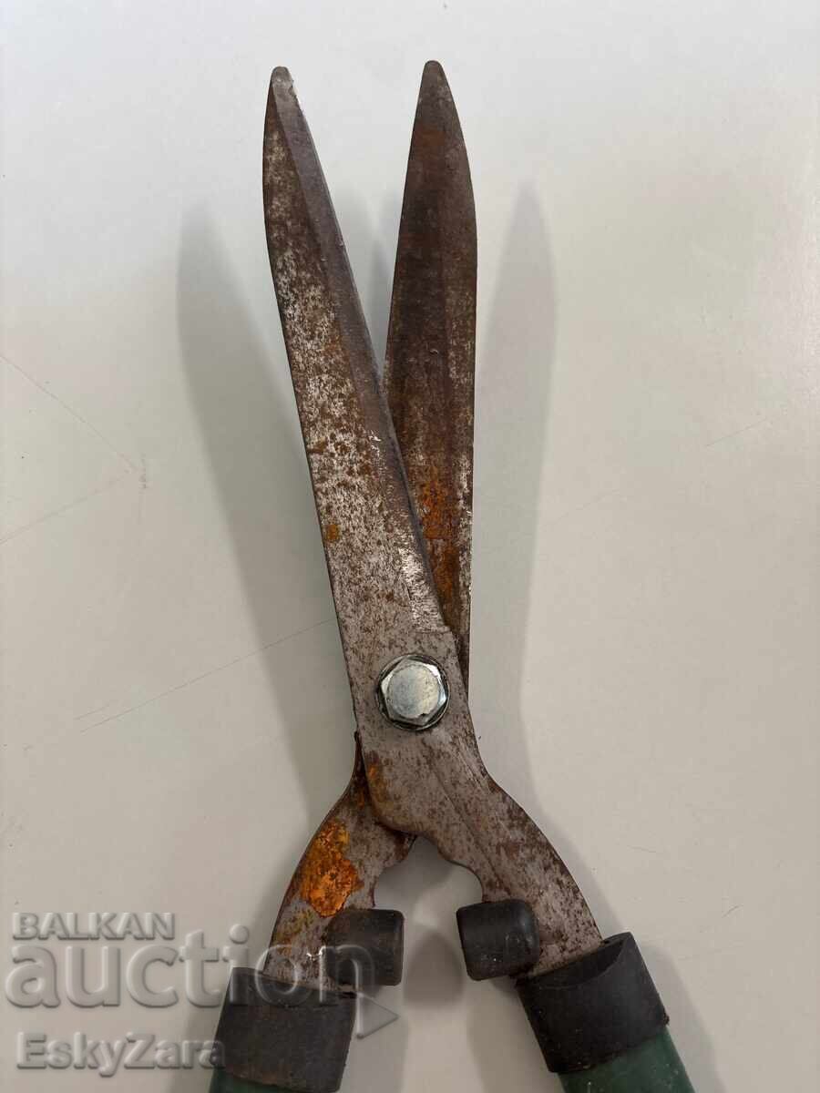 Auction  Gardeners Corner hedge shears