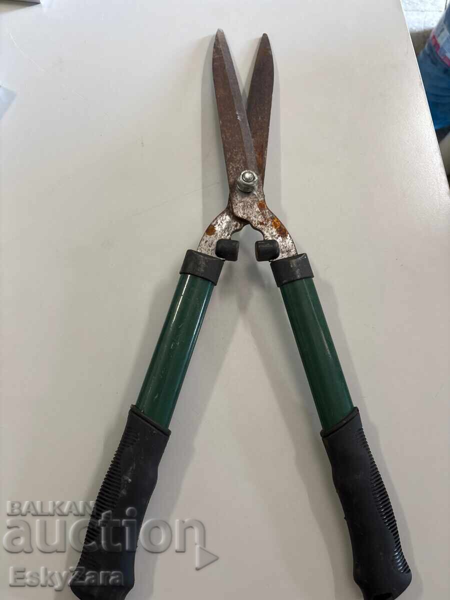Delivery of Gardeners Corner hedge shears