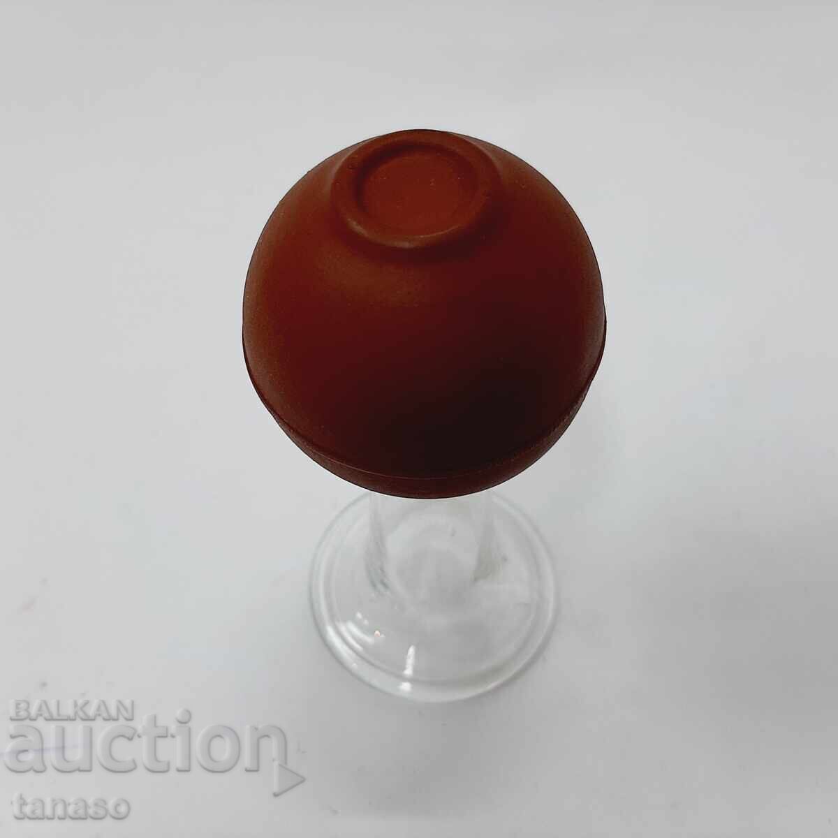Pompă de cauciuc cu vârf de plastic din anii '70-'80 cu preț 8,00 € Pompă de cauciuc cu vârf de plastic din anii '70-'80 cu preț 8,00 €