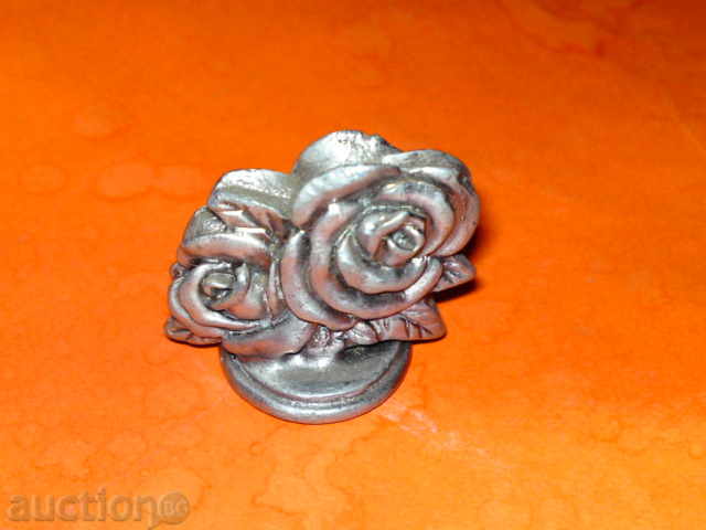 Small stylized figure in the shape of roses
