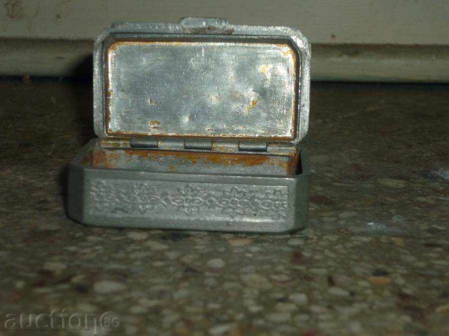 Αρχαία κουτί λευκό μέταλλο με τιμή 49.00 BGN | € 25.05 Αρχαία κουτί λευκό μέταλλο με τιμή 49.00 BGN | € 25.05