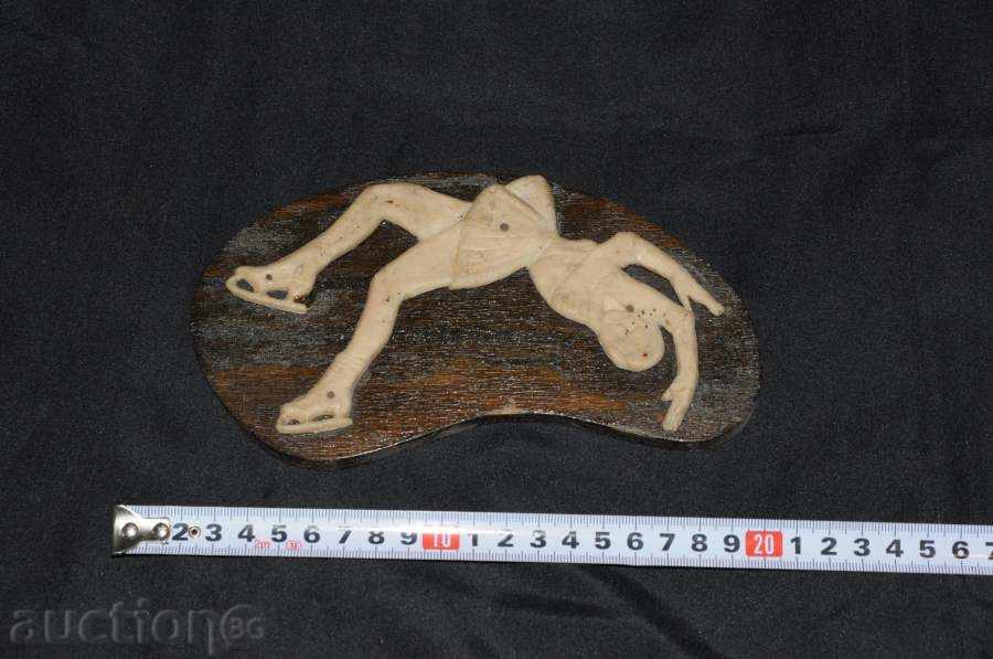 Auction  A small violinist to hang on a wall