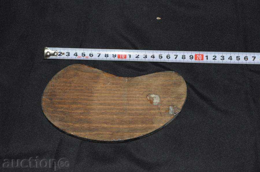 Delivery of A small violinist to hang on a wall