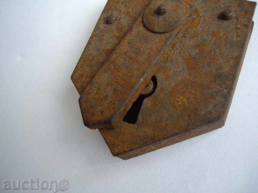 Παλιά πλαστά λουκέτο. με τιμή 15.00 BGN | € 7.67 Παλιά πλαστά λουκέτο. με τιμή 15.00 BGN | € 7.67