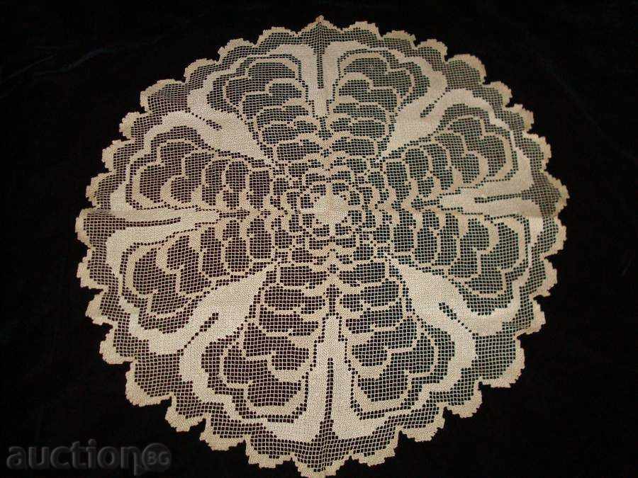 Великолепна ажурна покривка на една кука.За маса -70 см.