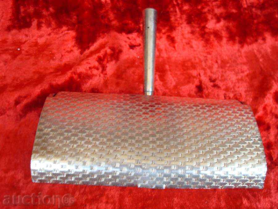 Μια παλιά συσκευή για τη συλλογή ψίχουλων ή μαλλιών. Επάργυρα. Μια παλιά συσκευή για τη συλλογή ψίχουλων ή μαλλιών. Επάργυρα.