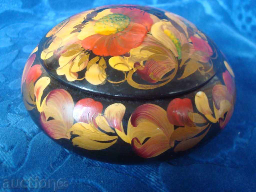 Un bol de bijuterii. Functional pictat manual. Un bol de bijuterii. Functional pictat manual.