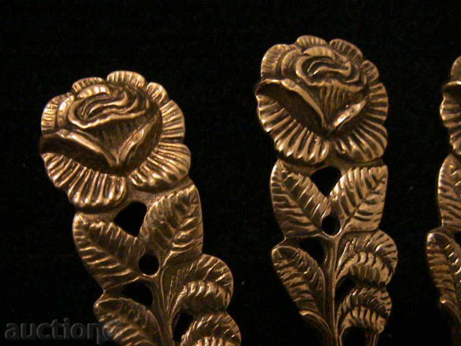 Ασημένιο κουτάλι - Μπουκέτα με τριαντάφυλλα, ασήμι 800 με τιμή 697.00 BGN | € 356.37 Ασημένιο κουτάλι - Μπουκέτα με τριαντάφυλλα, ασήμι 800 με τιμή 697.00 BGN | € 356.37