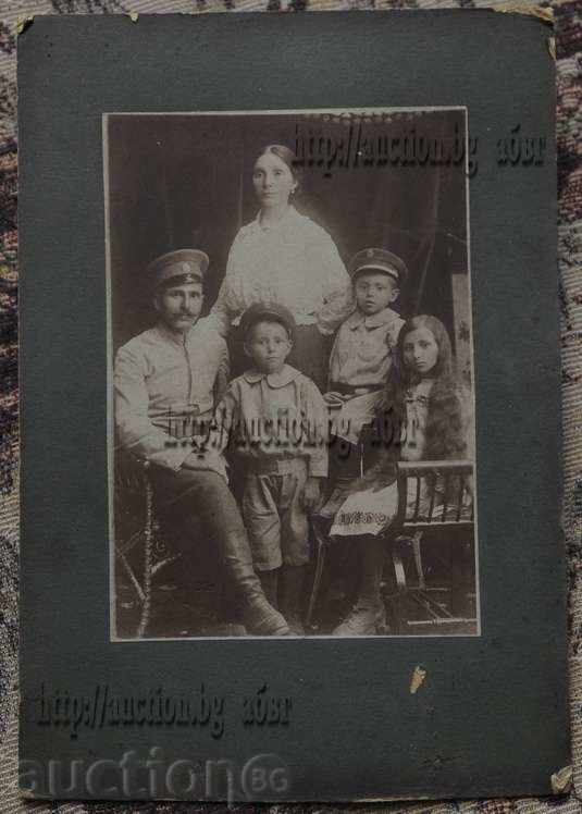 Familie sunt un soldat cu trei copii 1917