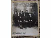 Șapte bărbați în costume 1930