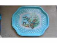 Tavă cu buline albe și păsări în mijloc