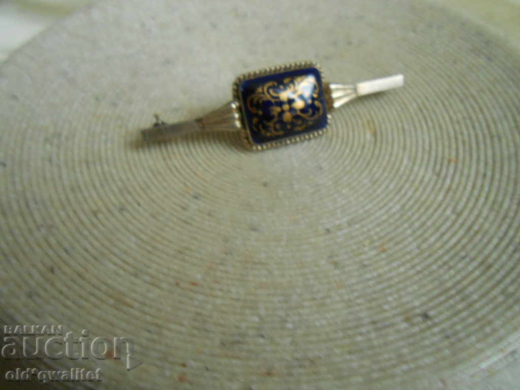 BROȘĂ MEISEN din porțelan, argint, semn distinctiv: sabii BROȘĂ MEISEN din porțelan, argint, semn distinctiv: sabii