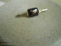 BROȘĂ MEISEN din porțelan, argint, semn distinctiv: sabii