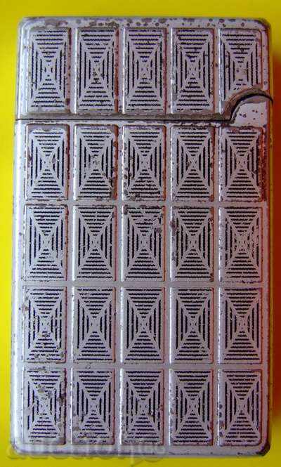 Μεταλλικά αέριο αναπτήρα με τιμή 4.00 BGN | € 2.05 Μεταλλικά αέριο αναπτήρα με τιμή 4.00 BGN | € 2.05