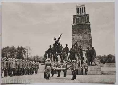 Military in front of the GDR monument