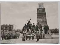 Military in front of the GDR monument