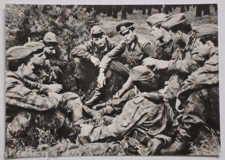 ГДР Оберлейтенант с войници от радиорелейните връзки