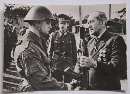 The GDR veteran of the war handed weapons to a young soldier - a soldier