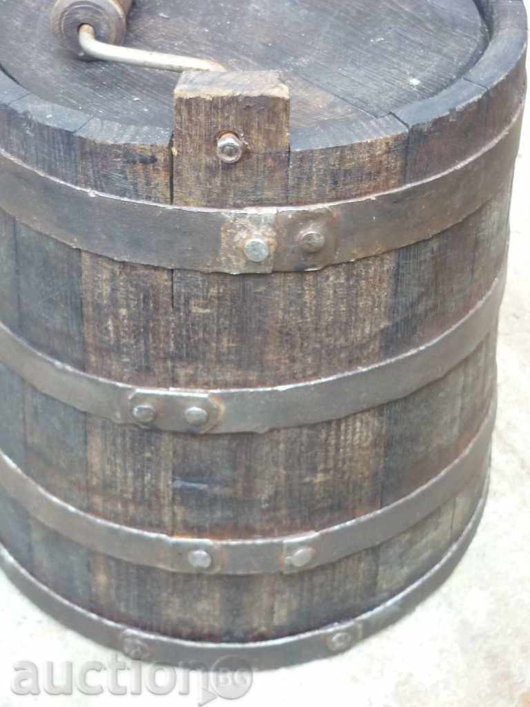 Auction  An old brandy, a barrel, a small barrel