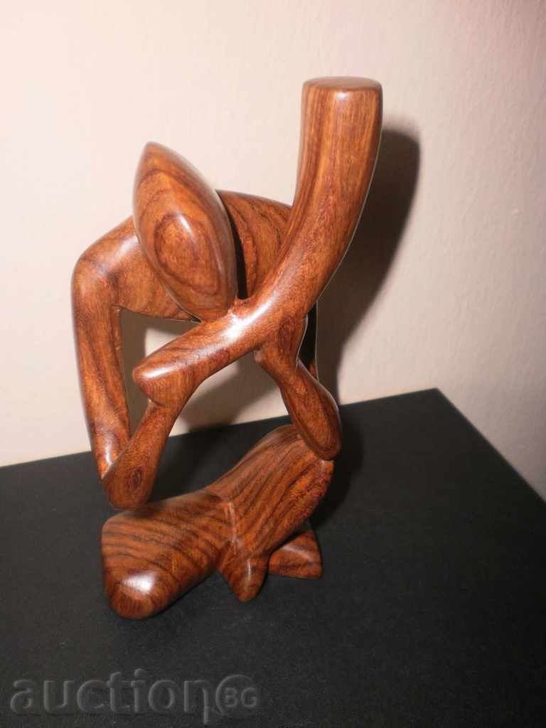 Музикант с рог-стилизирана фигура от екзотичното дърво сесе
