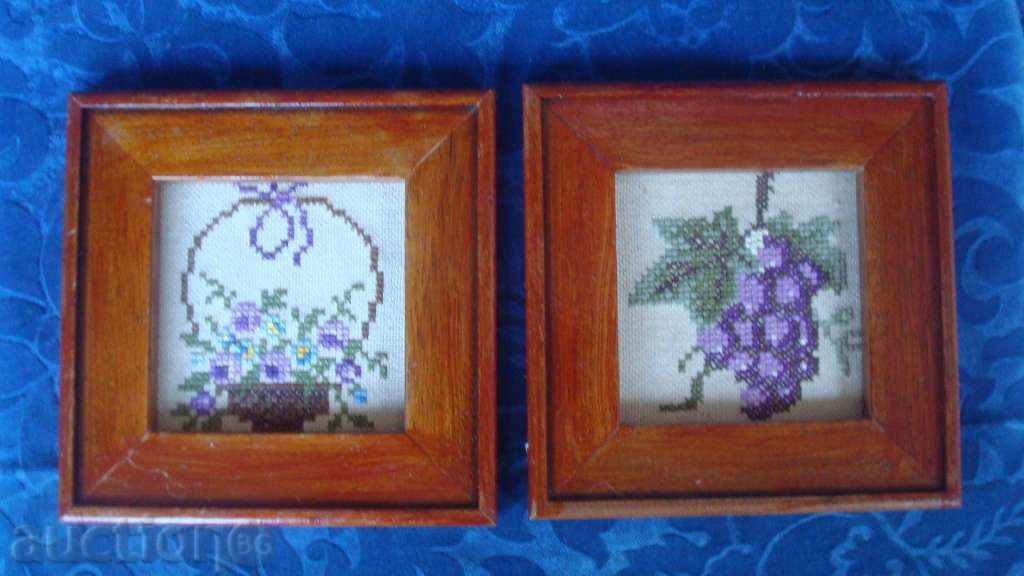 2 ταπετσαρίες σε ξύλινα κουφώματα, διαστάσεων 165x165mm περίπου. 2 ταπετσαρίες σε ξύλινα κουφώματα, διαστάσεων 165x165mm περίπου.