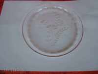 Παλαιό πιάτο με χαραγμένα floral στοιχεία.