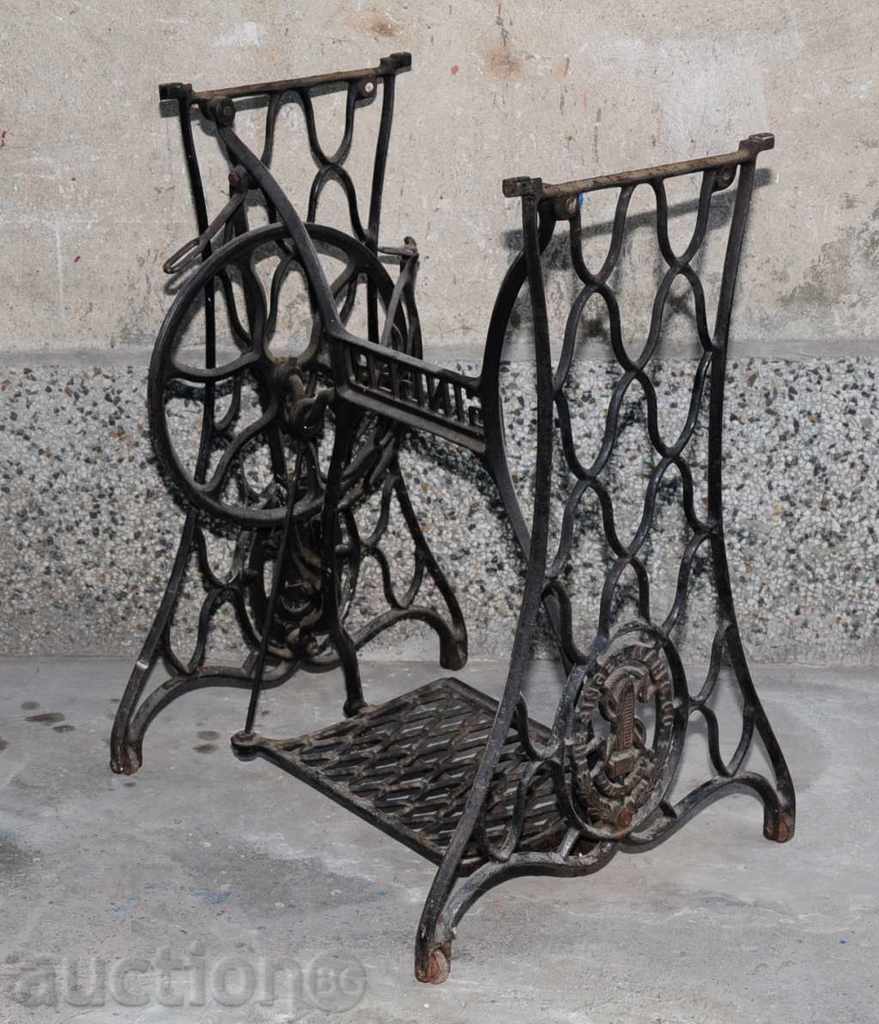 Метална основа от крачна шевна машина SINGER с цена € 51.13 | 100.00 лв.