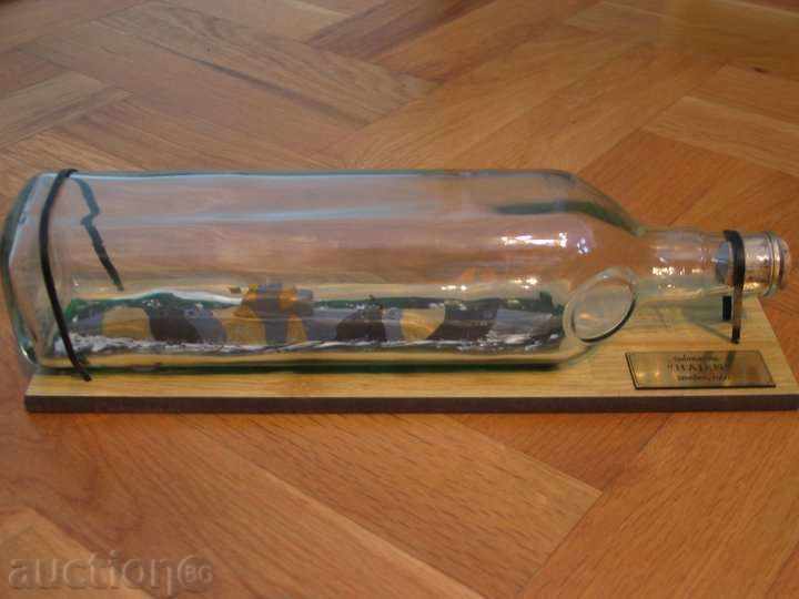 model de barca unic într-o sticlă